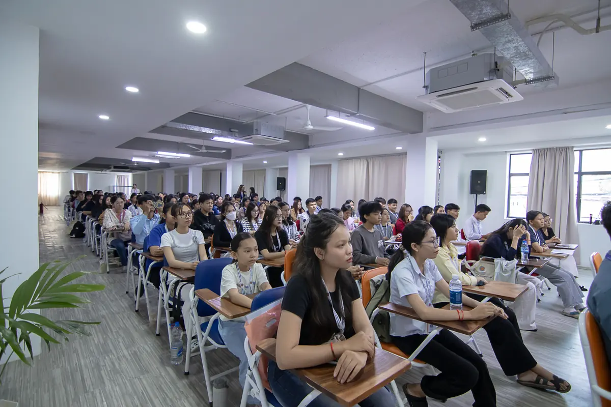 Students taking part in a PUC classroom session